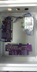 Шкаф коммутатора с 2-мя платами. Длина проводов